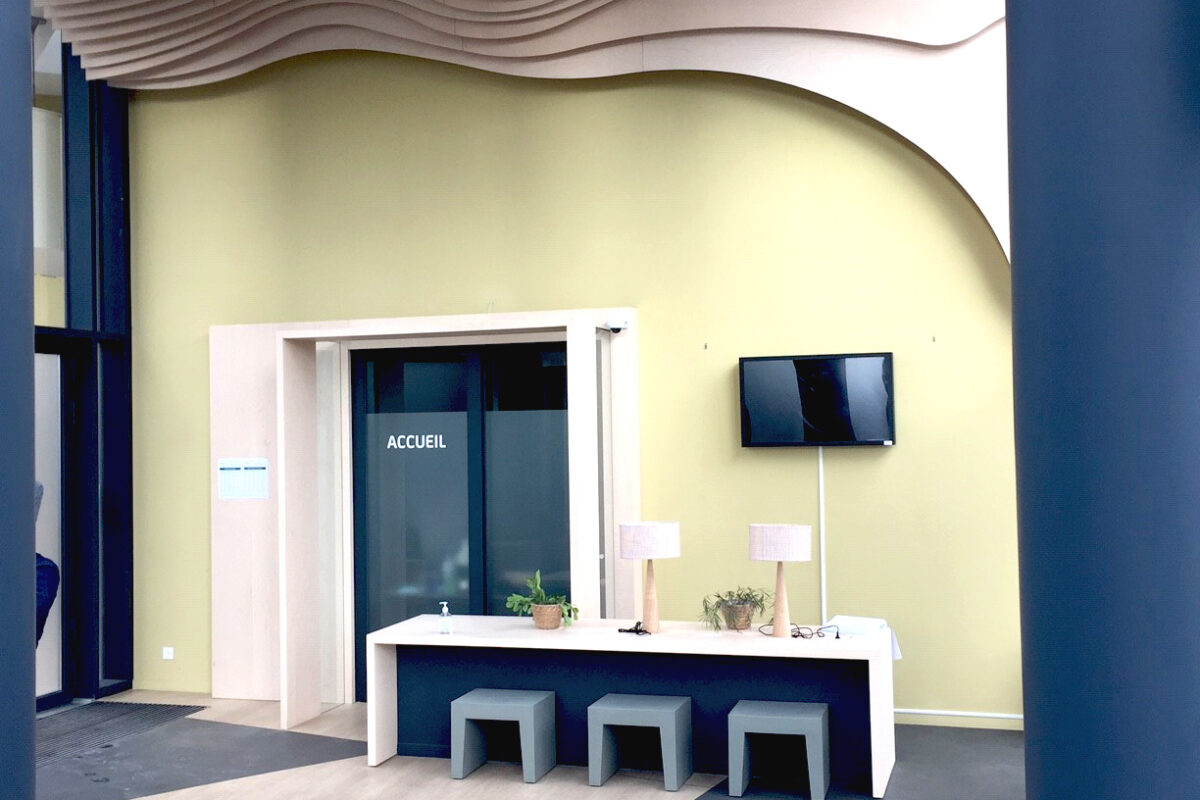 Siège social – Espace d’accueil avec plafond décoratif